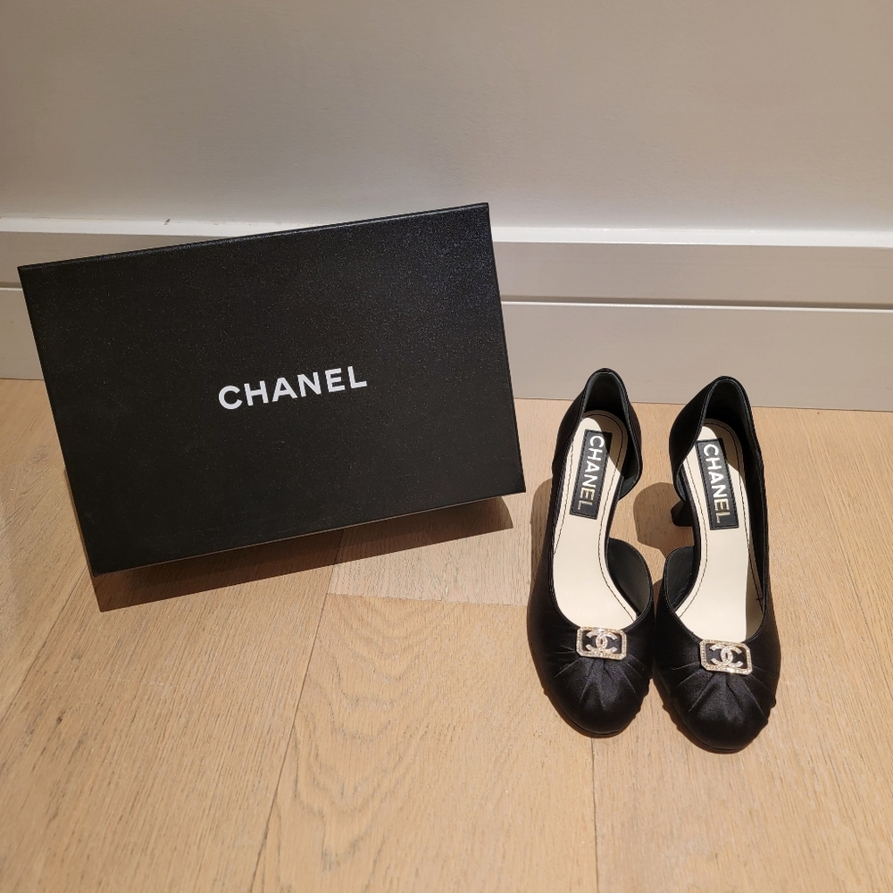 CHANEL BLACK SATIN ROUND PUMP (EU36)